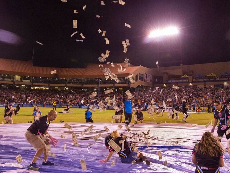На футбольном матче в Лас-Вегасе с вертолета разбросали $5000 в толпу зрителей