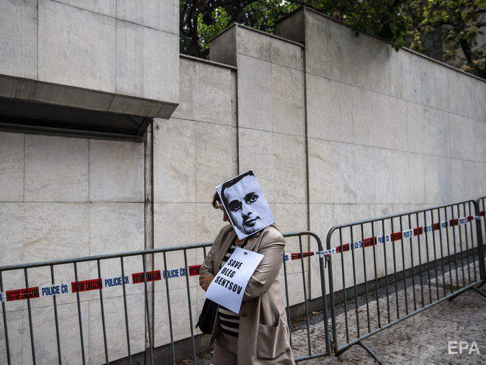 Французские режиссеры объявили голодовку у российского посольства в поддержку Сенцова