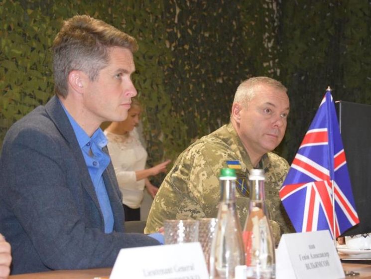 Министр обороны Великобритании побывал в зоне проведения операции Объединенных сил на Донбассе