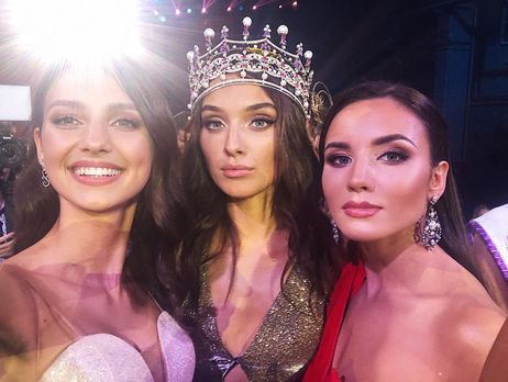Дідусенко (у центрі) виграла конкурс "Міс Україна 2018"
