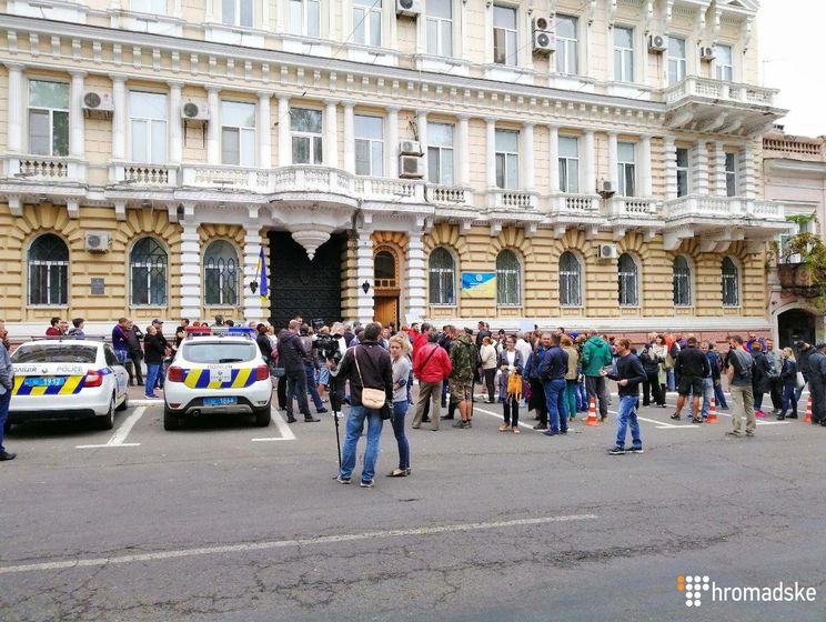 ﻿В Одесі приблизно 100 осіб вийшло на акцію протесту через напад на активіста Михайлика