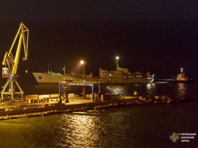 Два корабля ВМС Украины прибыли из Одессы в Мариуполь