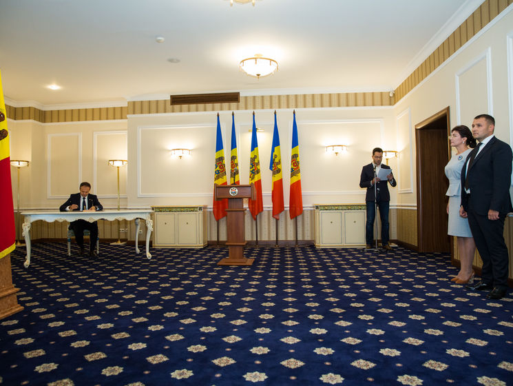 "А нужен ли нам вообще президент?" Спикер парламента Молдовы вместо отстраненного Додона подписал указ о назначении министров