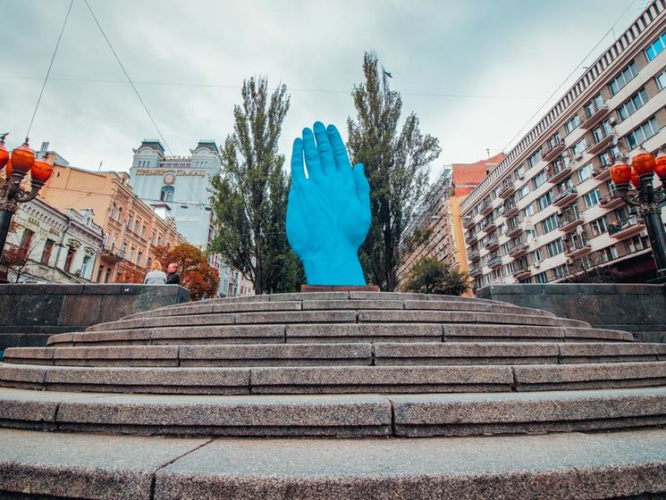 В Киеве рядом с постаментом снесенного памятника Ленину установили скульптуру в виде большой синей руки