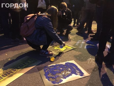 В Киеве под Администрацией Президента проходит акция 