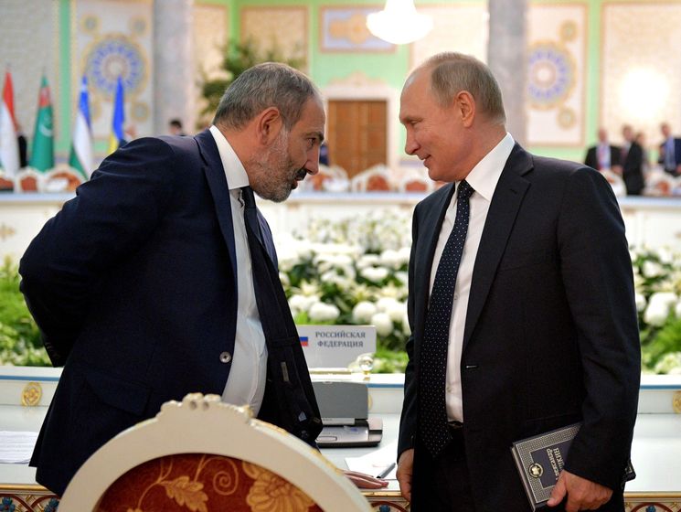 Путин пришел на саммит стран СНГ с книгой Пушкина