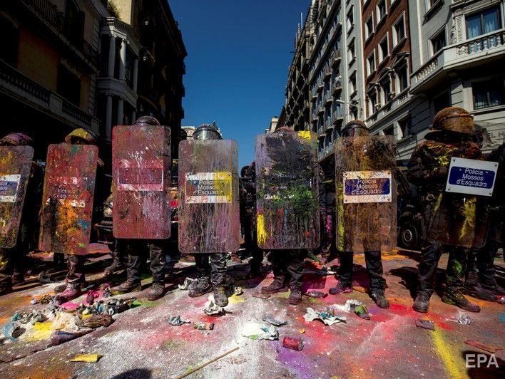 В Испании демонстрации сторонников и противников независимости Каталонии переросли в столкновения