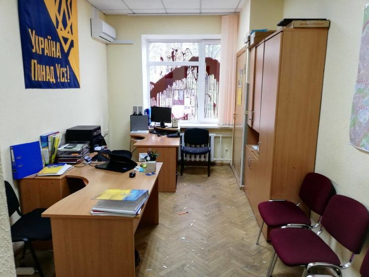 Неизвестные облили красной краской офис Билецкого в Киеве