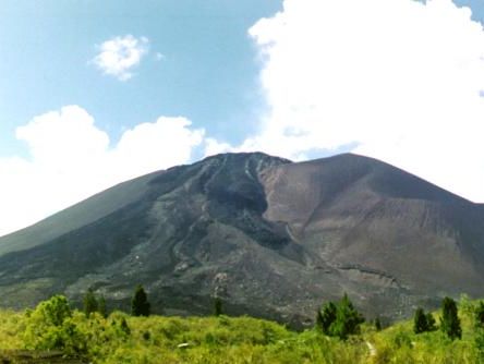 После землетрясения и цунами на индонезийском острове Сулавеси началось извержение вулкана