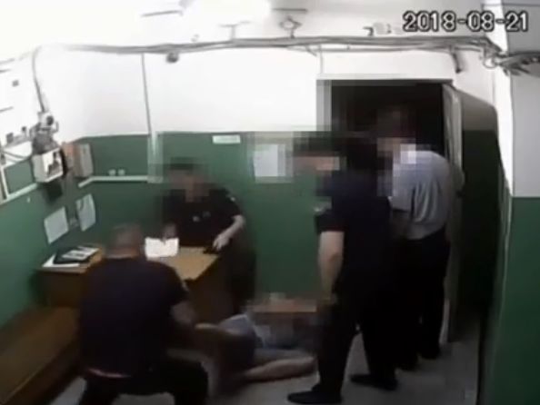 В Харькове задержали полицейских, которые избивали пассажиров в метро и вымогали у них деньги