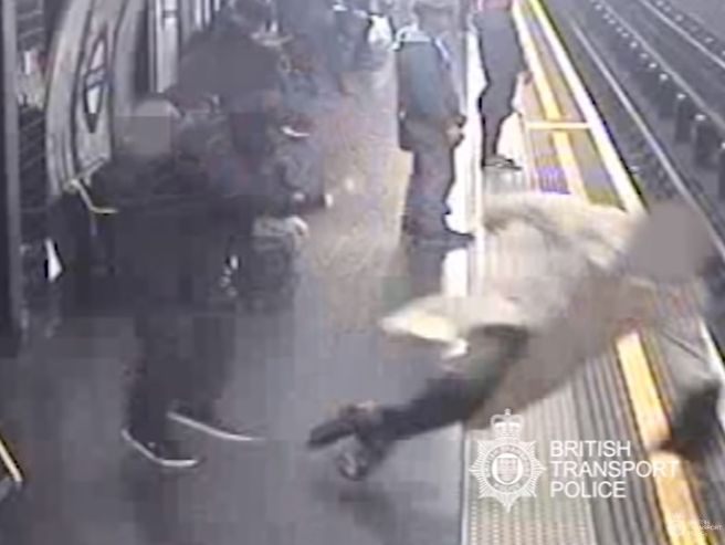 В Лондоне полиция задержала мужчину, который сталкивал пассажиров под поезд