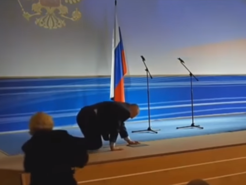 ﻿Жириновський упав на інавгурації губернатора Володимирської області. Відео