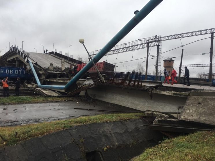 В России автомобильный мост рухнул на железнодорожные пути. Видео