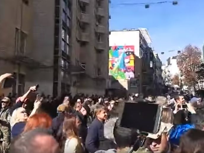 ﻿На Майдані в центрі Києва активісти побилися з поліцейськими через намет. Відео