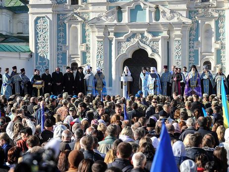 ﻿На Софійській площі в Києві відбувся подячний молебень за автокефалію. Фоторепортаж