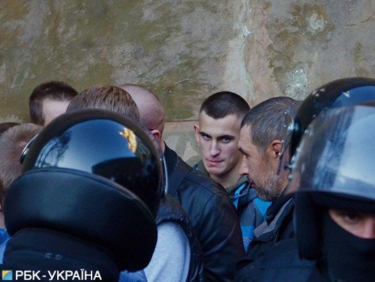 Полиция задержала на территории Киево-Печерской лавры 122 мужчин спортивной внешности – СМИ