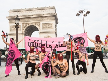 Femen оголились в центра Парижа в знак протеста против 