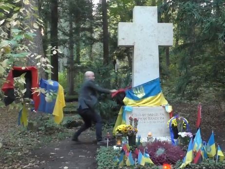 Філліпс зірвав із могили Бандери українські прапори 