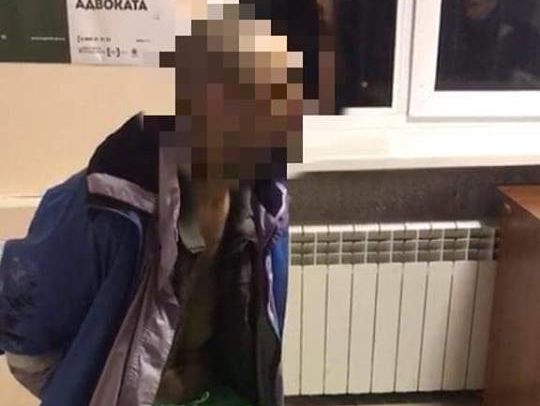 Суд арестовал мужчину, бегавшего с молотком и ножом за детьми в Киеве – прокуратура