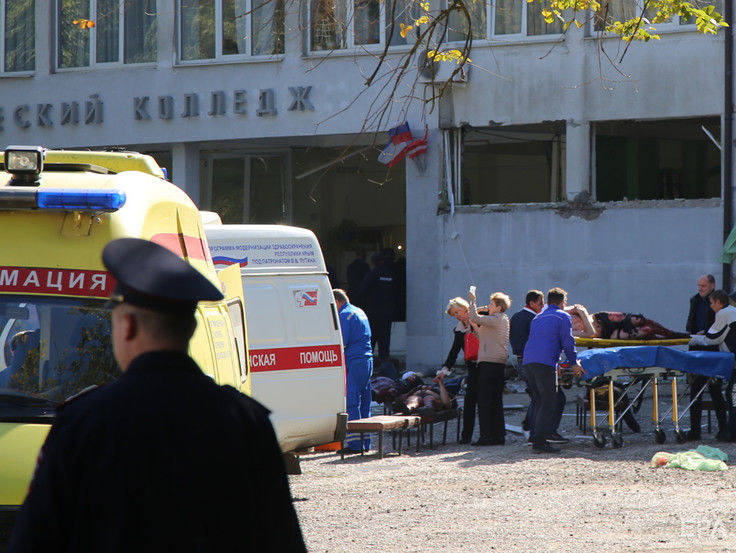 Мать подозреваемого в нападении на керченский колледж забрали на следственные действия – СМИ