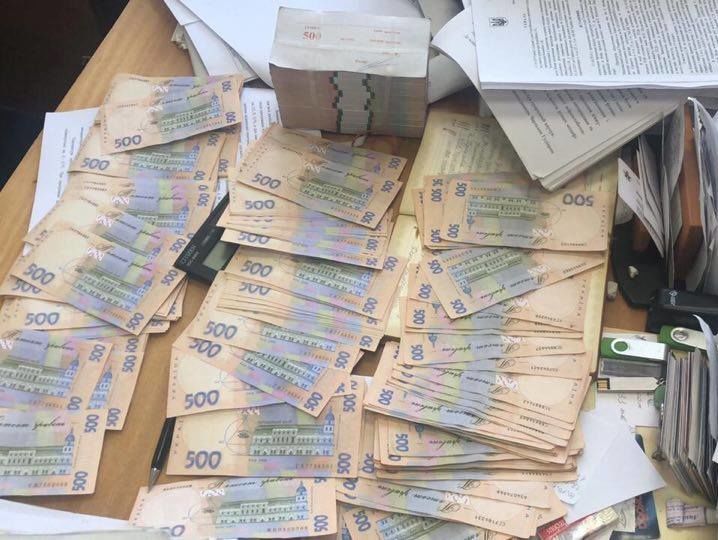 При получении 590 тыс. грн взятки задержали чиновника "Укравтодора"