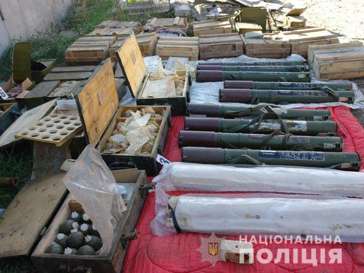 ﻿У Донецькій області правоохоронці виявили арсенал боєприпасів в одному з гаражів житлового сектору – поліція