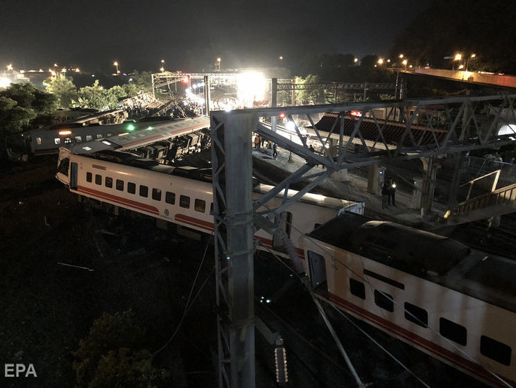В результате крушения поезда на Тайване погибли по меньшей мере 18 человек
