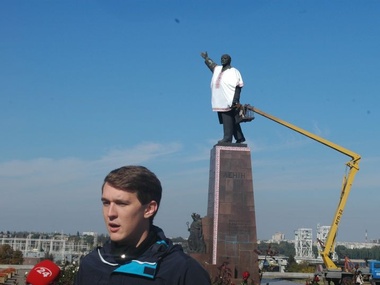 Запорожский активист Гудыменко решил спасти памятник Ленину от снесения и одел его в вышиванку