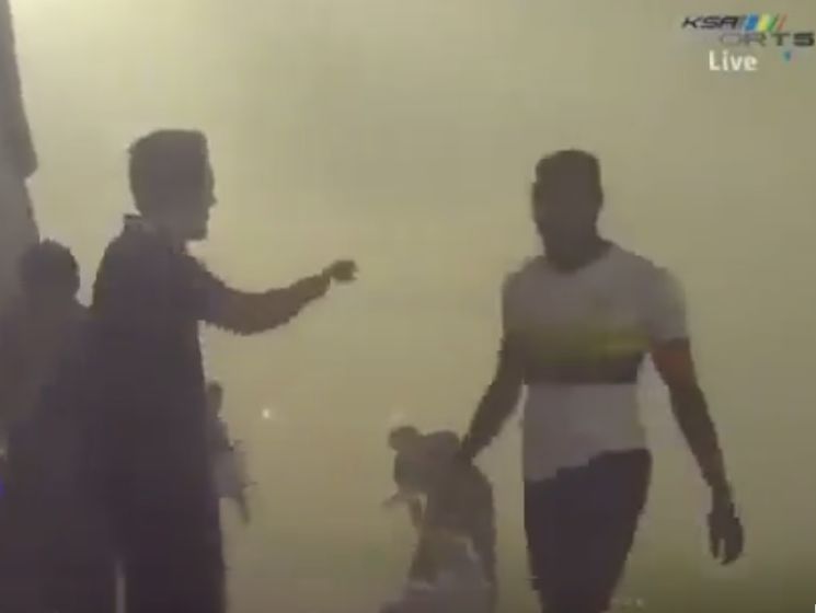 ﻿Футбольний матч у Саудівській Аравії зупинили через піщану бурю. Відео
