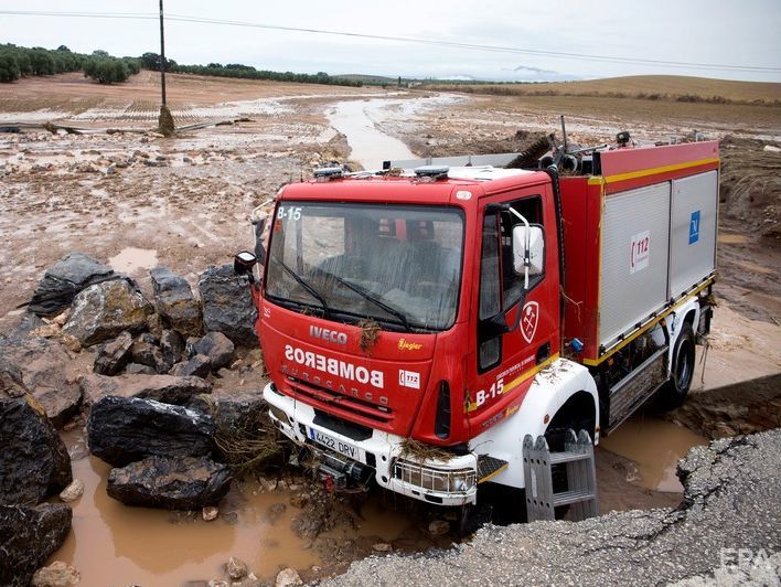 Юг Испании накрыло наводнение, водой смыло спасателя