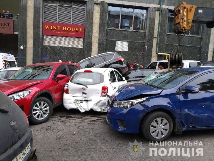 В центре Киева автокран протаранил 18 машин. Видео