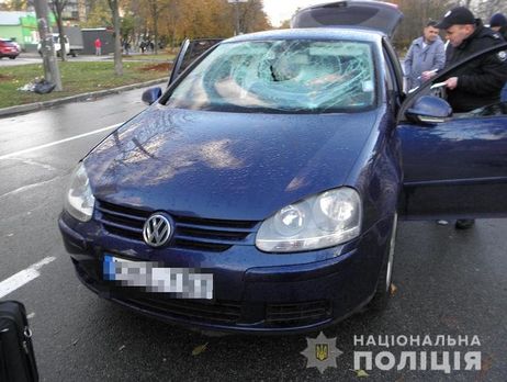 ﻿У Києві грабіжники вкрали у чоловіка 800 тис. грн, він кинувся у погоню й опинився на капоті їхнього автомобіля. Відео