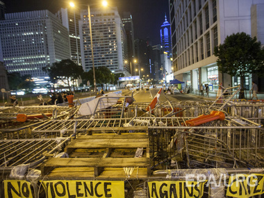 Полиция Гонконга разобрала баррикады протестующих