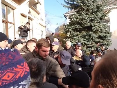 Жители Тернополя, недовольные подорожанием проезда, под крики "Позор" штурмовали горсовет. Видео