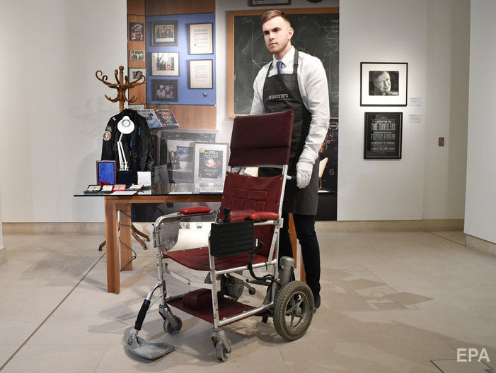 ﻿Інвалідний візок Гокінга продали на аукціоні за £296 тис.