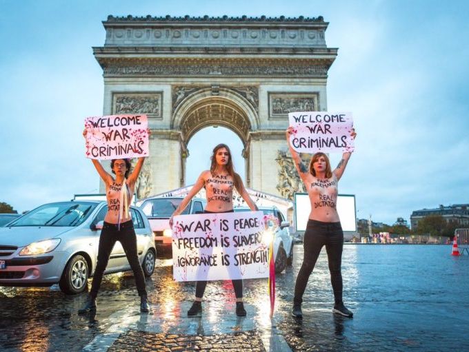 ﻿"Ласкаво просимо, військові злочинці". Активістки Femen провели акцію у Парижі проти приїзду світових лідерів
