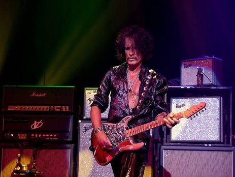 Гитариста группы Aerosmith Перри госпитализировали после концерта