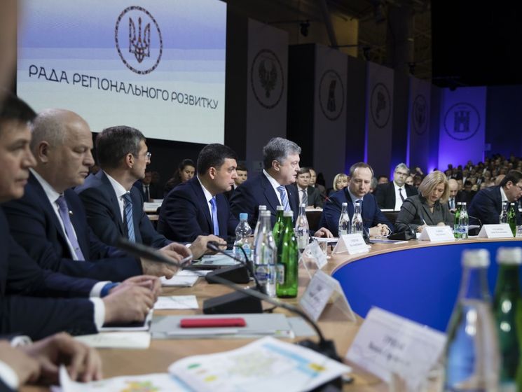 Порошенко заявил, что Украина не может отказаться от внешних займов из-за необходимости погашать госдолг