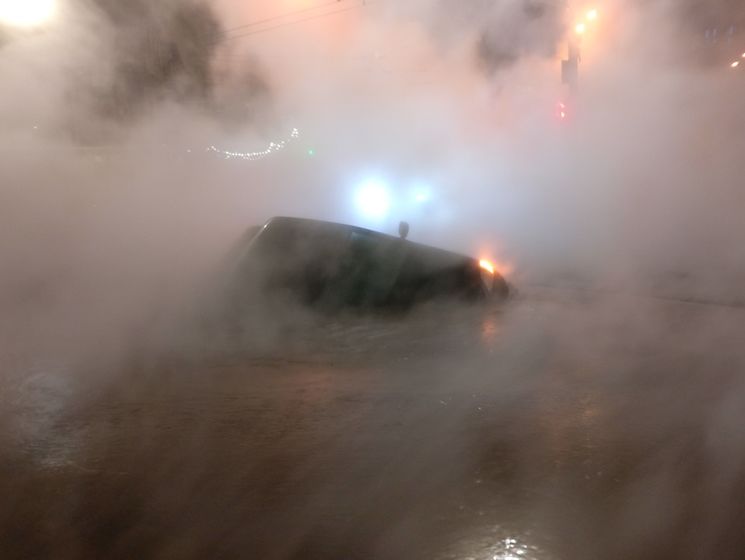 ﻿У центрі Києва прорвало трубу з гарячою водою. У яму, яка утворилася, провалився автомобіль