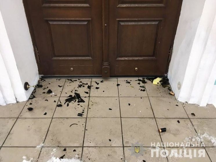 Неизвестные бросили "коктейли Молотова" в двери Андреевской церкви