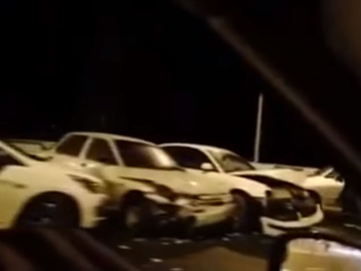 "Дорога полное... гололед, идти невозможно". На подходах к Крымскому мосту произошла массовая авария. Видео