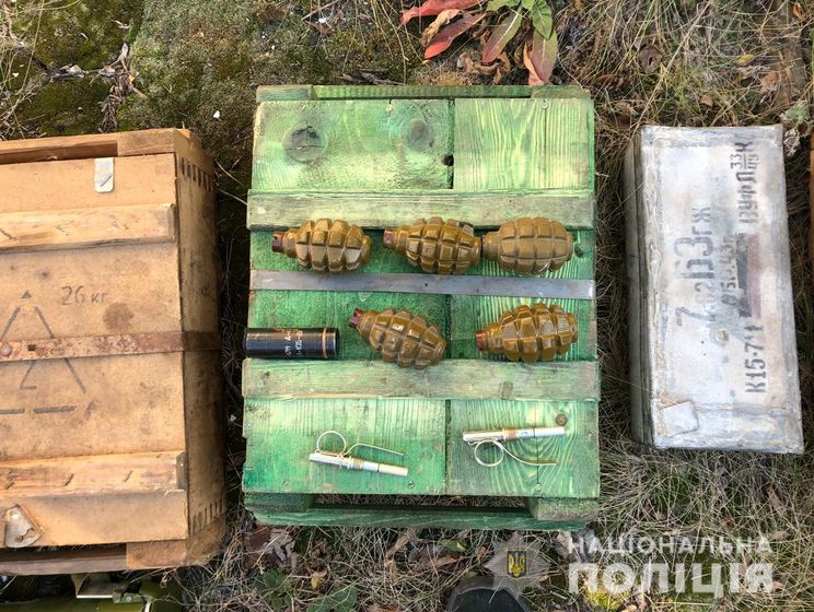 В заброшенном доме в Донецкой области правоохранители обнаружили арсенал боеприпасов и ручной гранатомет