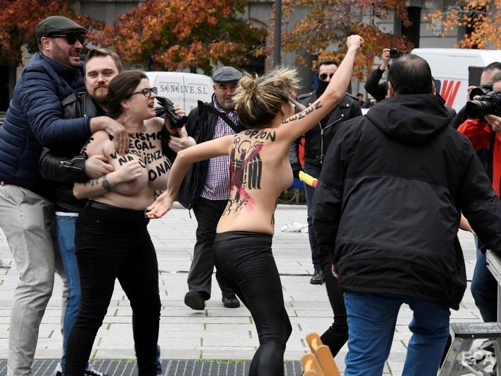﻿Оголені активістки Femen увірвалися на акцію прихильників диктатора Франко в Мадриді