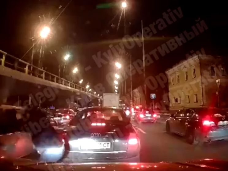 В Киеве мужчины с битами атаковали автомобиль. Видео