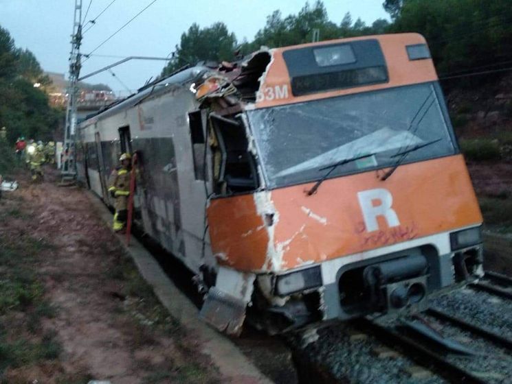 В Каталонии поезд сошел с рельсов из-за оползня. Один человек погиб, более 40 пострадали