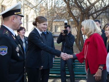 Марина Порошенко вместе с женой Байдена посетила Главный военный госпиталь. Фоторепортаж