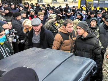 В Одессе активисты привезли к зданию милиции мусорный бак и требуют люстрации