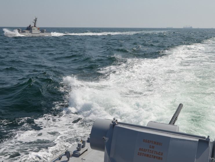 В больнице Керчи сообщили, что трое раненных в результате захвата кораблей ВМС Украины военных чувствуют себя "прекрасно"