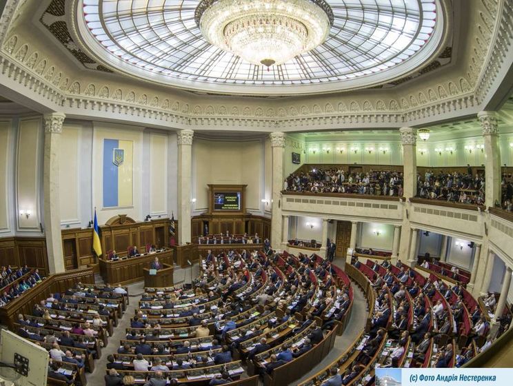 Депутаты Рады собрались на внеочередное заседание для обсуждения указа президента о введении военного положения. Трансляция