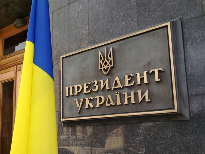 Указ о введении в Украине военного положения предусматривает ограничение действия 12 статей Конституции